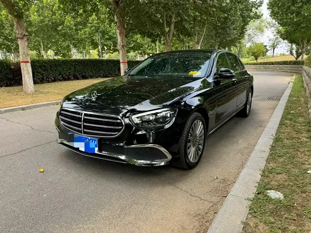 Mercedes-Benz E-Class — фото 1