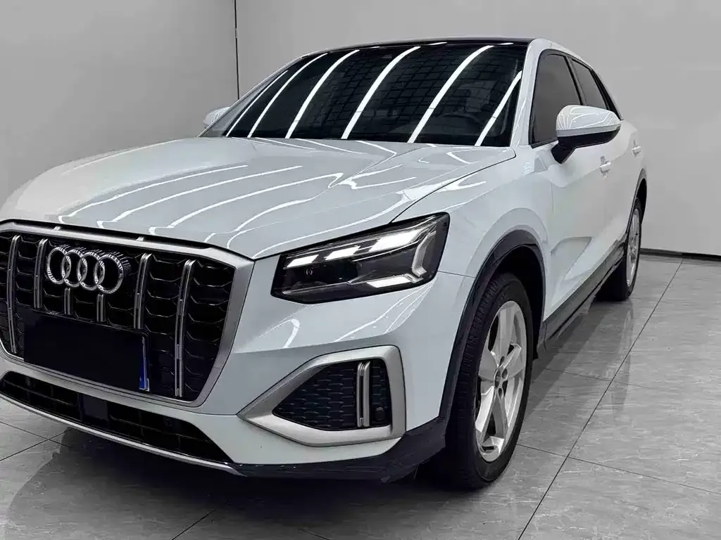 Audi Q2L — фото 1