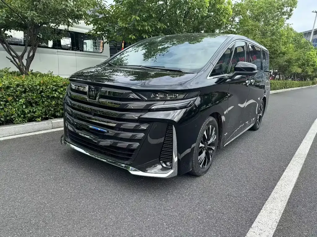 Toyota Vellfire — фото 1