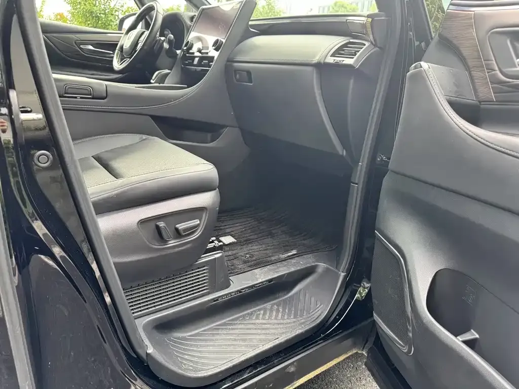 Toyota Vellfire — фото 8