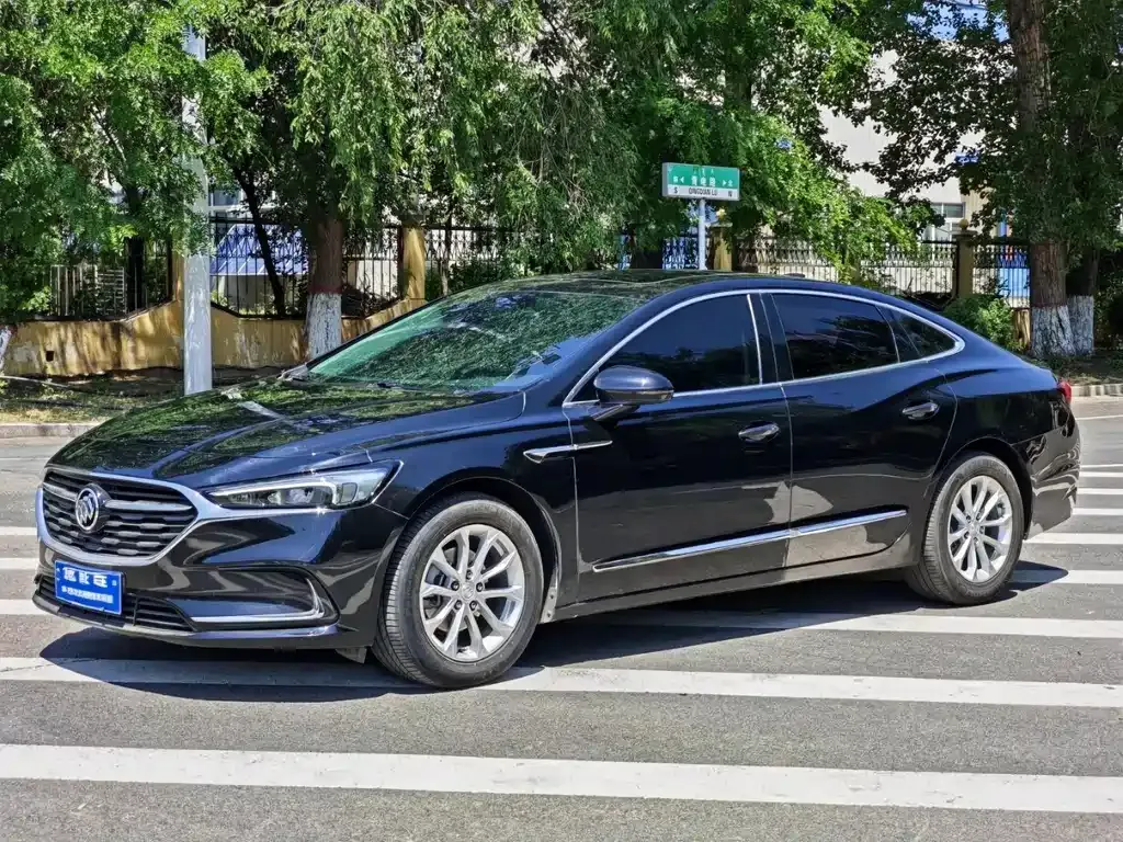 Buick LaCrosse — фото 1