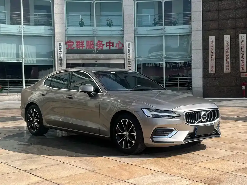 Volvo S60 — фото 1