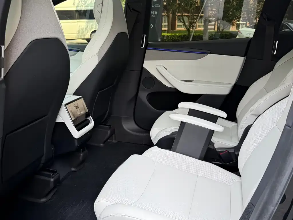 Tesla Model Y L — фото 3
