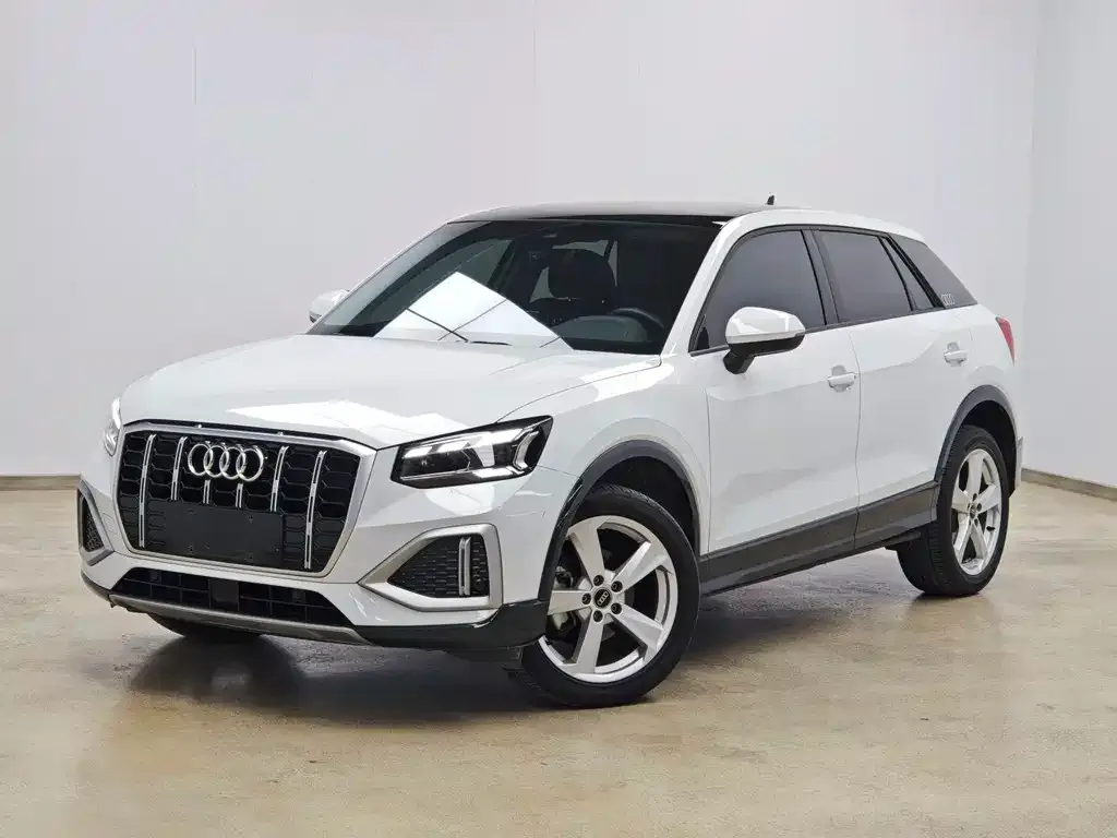 Audi Q2L — фото 1