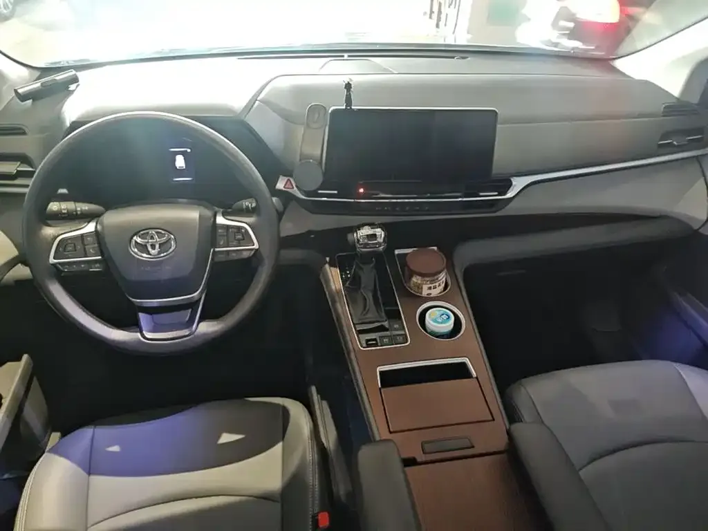 Toyota Sienna — фото 2