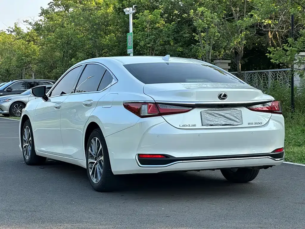 Lexus ES — фото 8