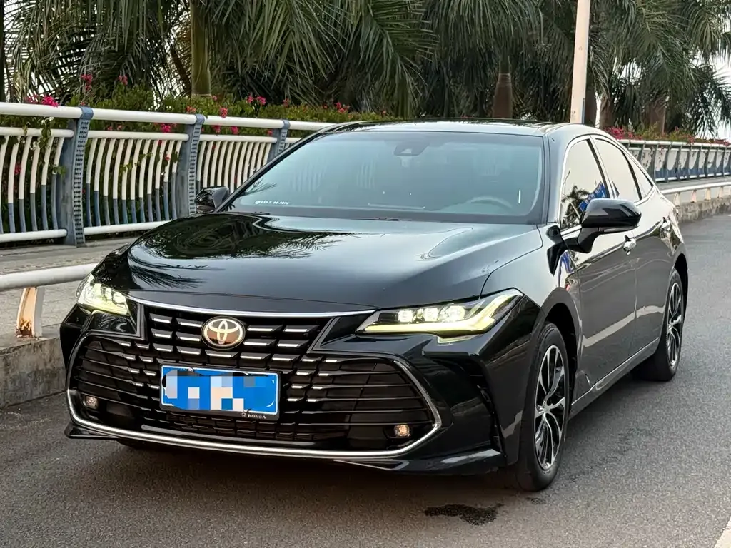 Toyota Avalon — фото 1