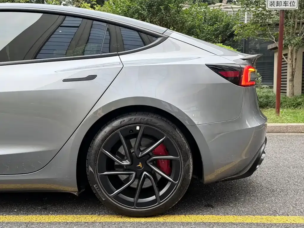Tesla Model 3 — фото 10
