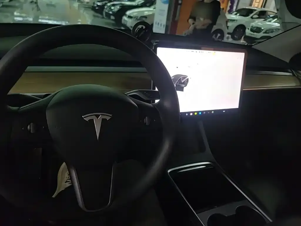 Tesla Model Y — фото 8