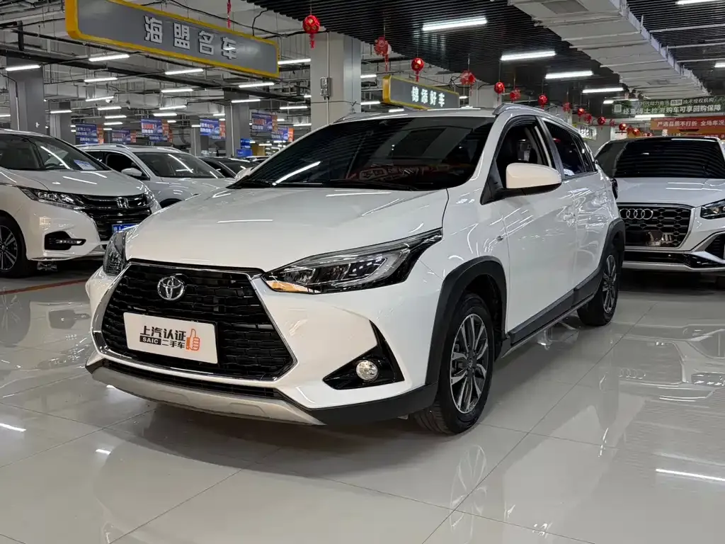 Toyota Yaris L — фото 1