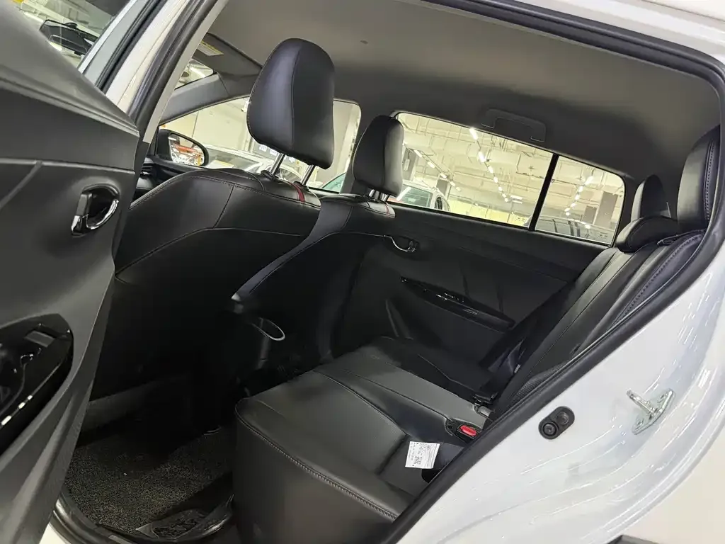 Toyota Yaris L — фото 3