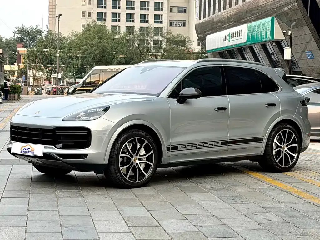 Porsche Cayenne — фото 1