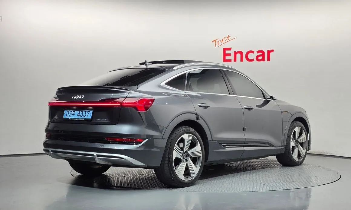 Audi e-tron — фото 5