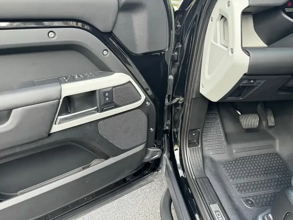 Land Rover Defender — фото 10