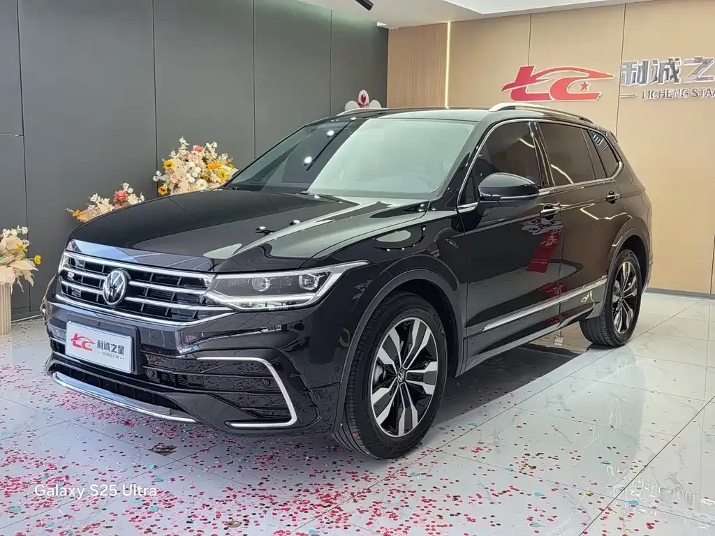 Volkswagen Tiguan L — фото 1