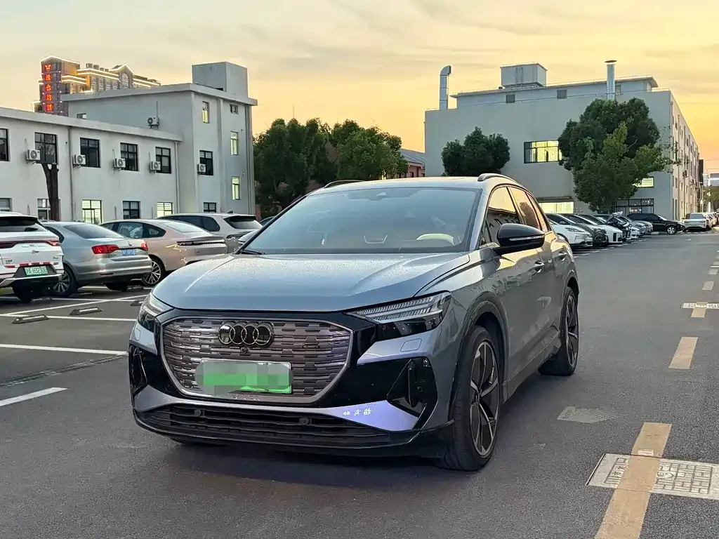 Audi Q4 e-tron — фото 1