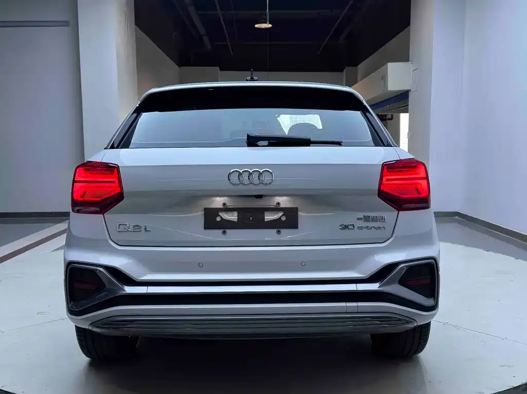 Audi Q2L e-tron — фото 2