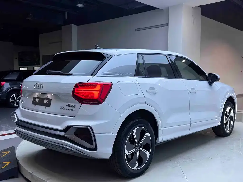Audi Q2L e-tron — фото 9
