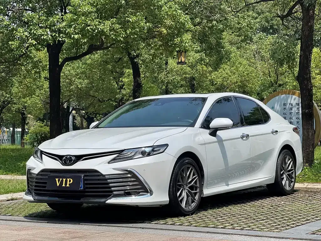 Toyota Camry — фото 1