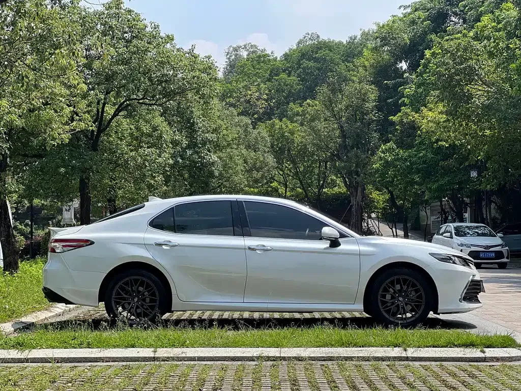 Toyota Camry — фото 4