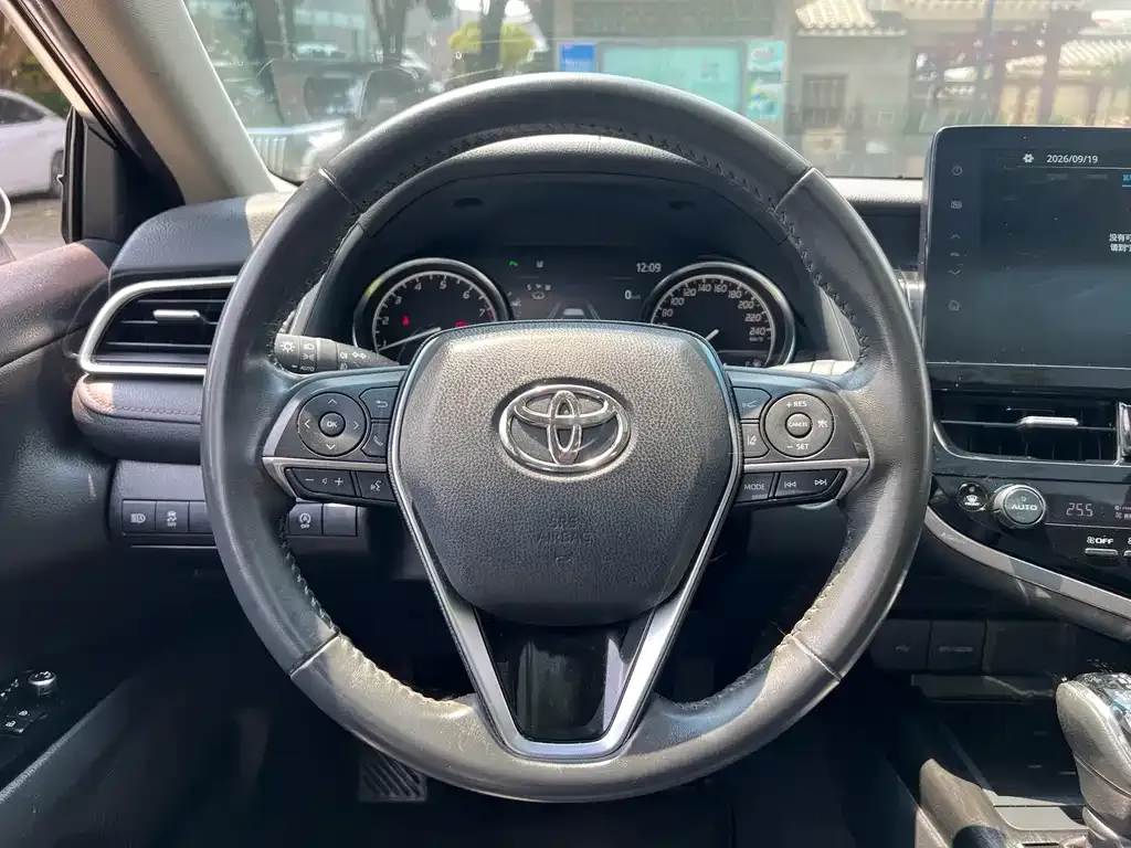Toyota Camry — фото 3