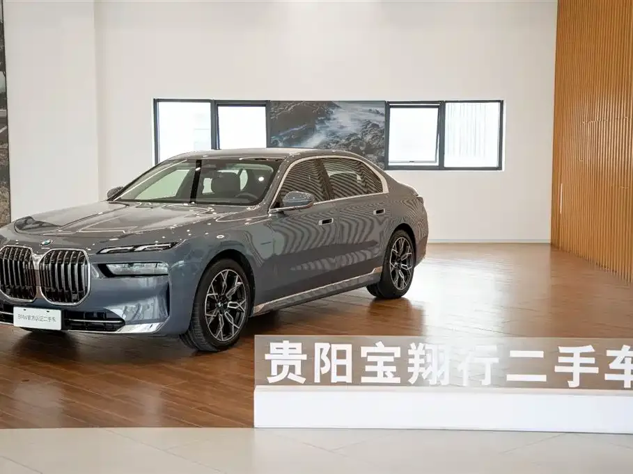 BMW 7 Series — фото 1