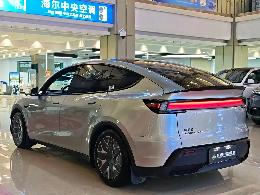 Tesla Model Y L — фото 3