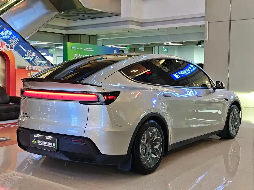 Tesla Model Y L — фото 9
