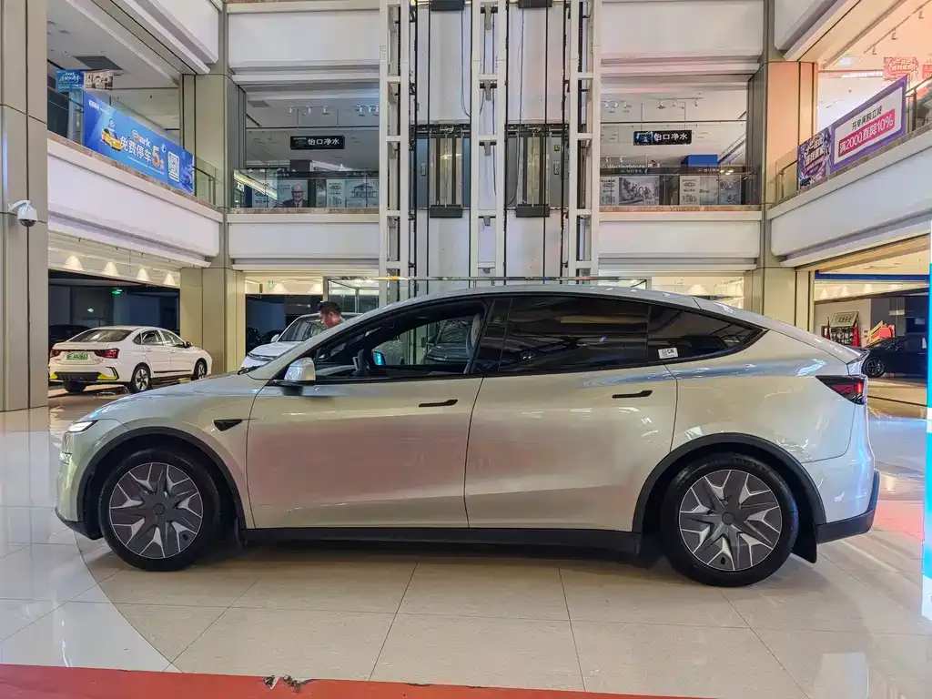 Tesla Model Y L — фото 6