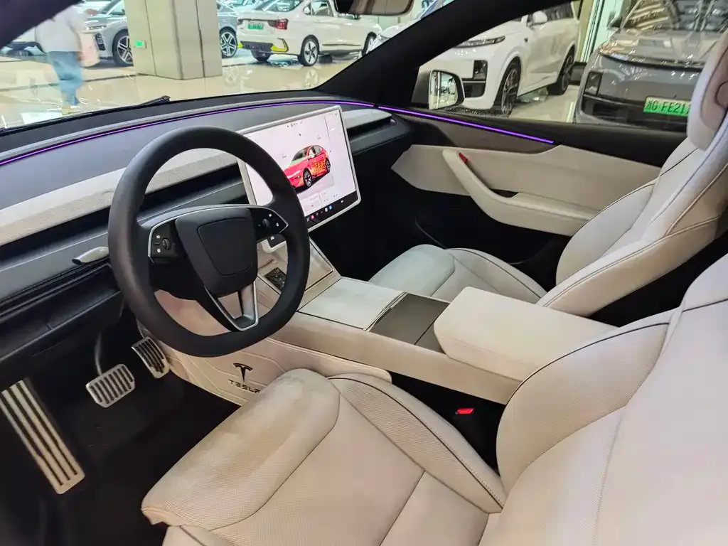 Tesla Model Y L — фото 10