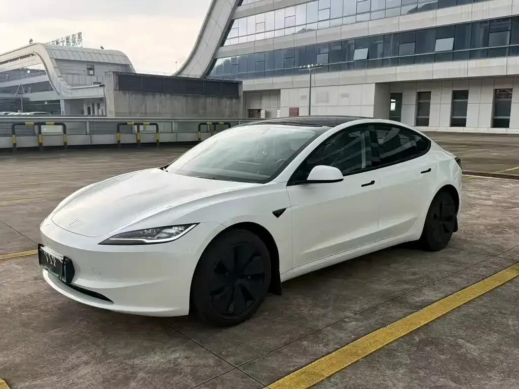 Tesla Model 3 — фото 1