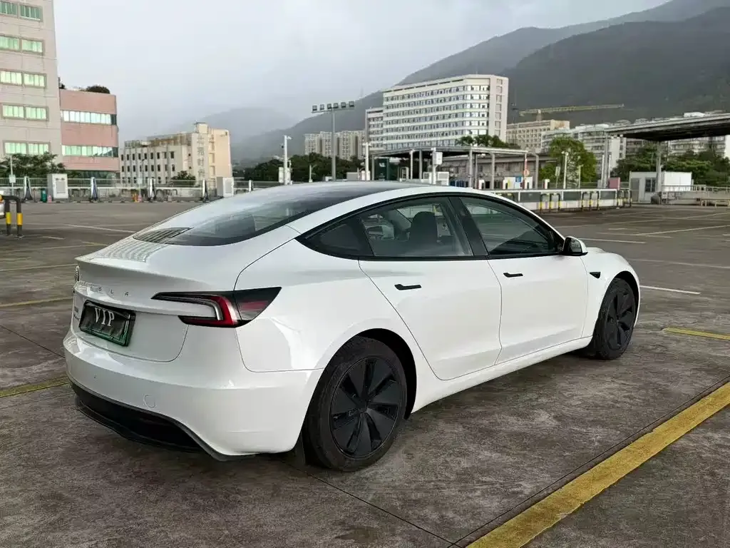 Tesla Model 3 — фото 3