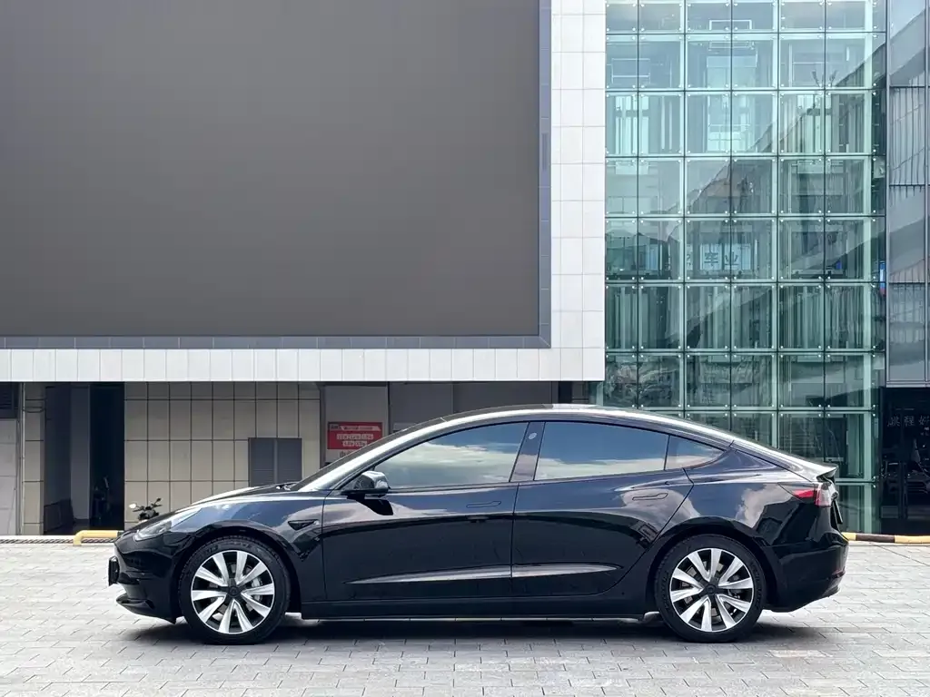 Tesla Model 3 — фото 4