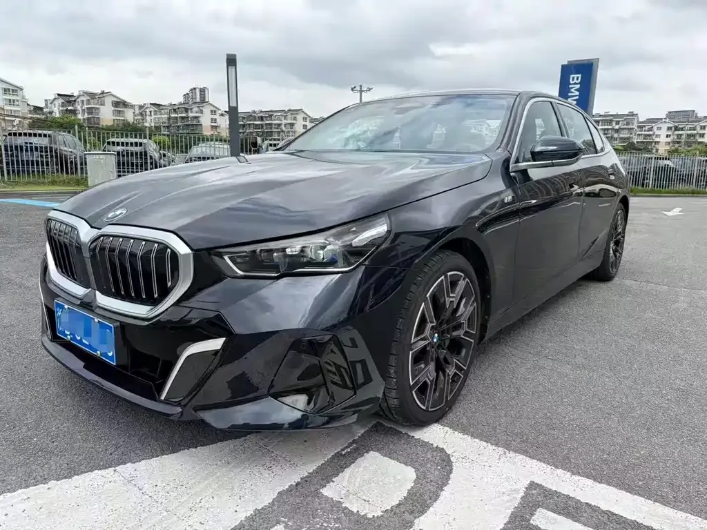 BMW 5 Series — фото 1