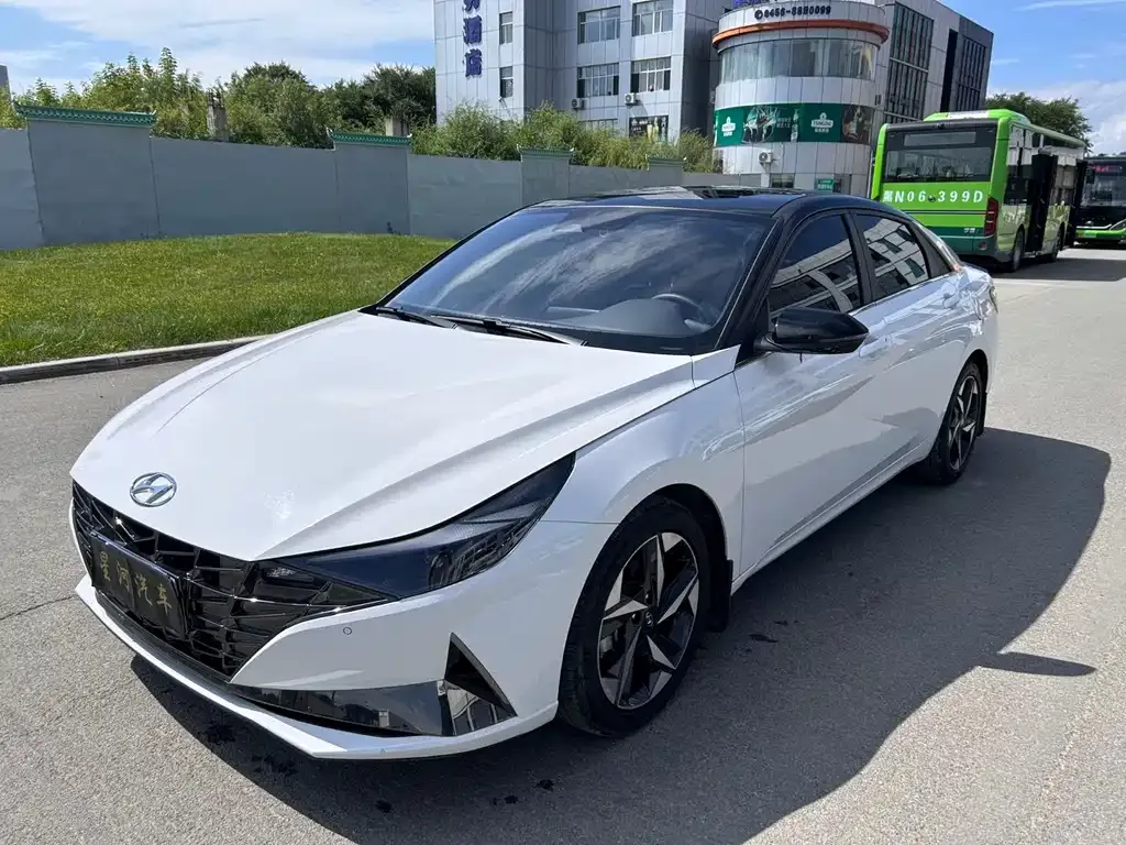 Hyundai Elantra — фото 1