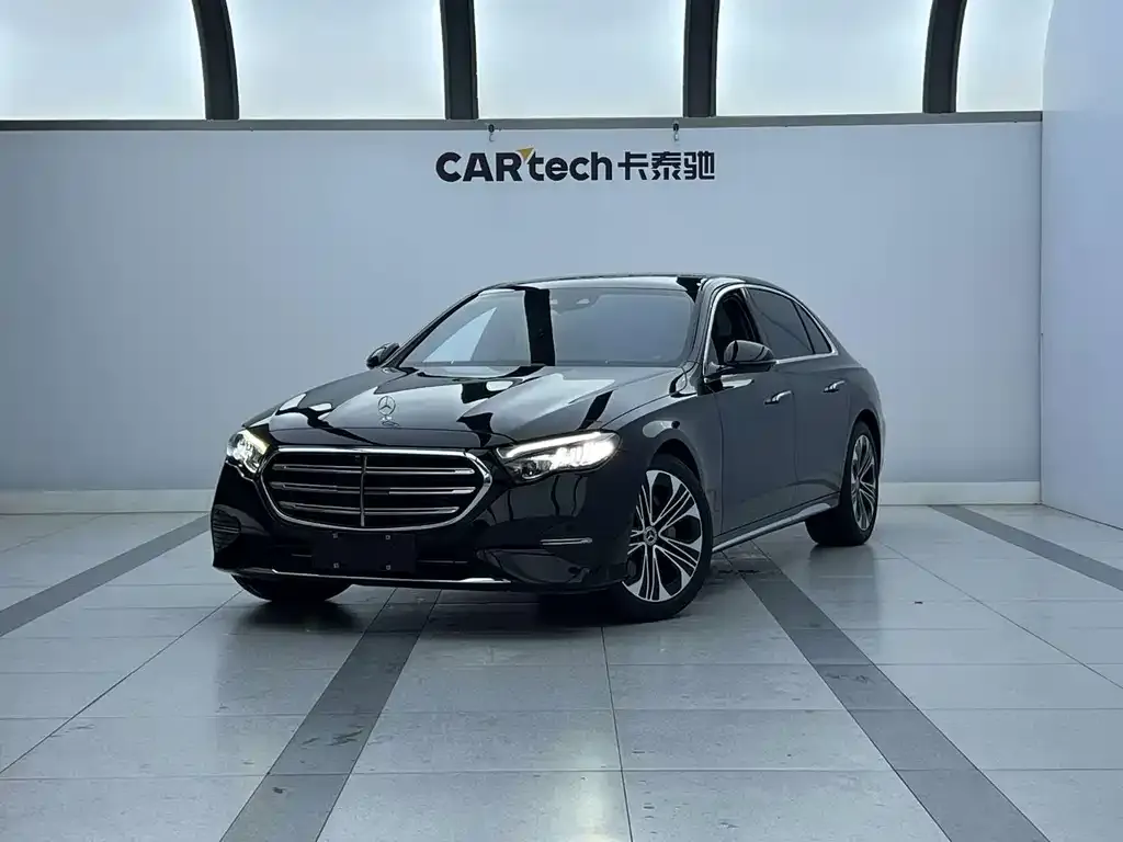 Mercedes-Benz E-Class — фото 1