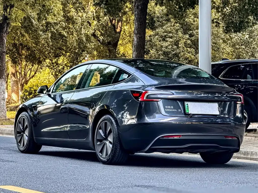Tesla Model 3 — фото 10