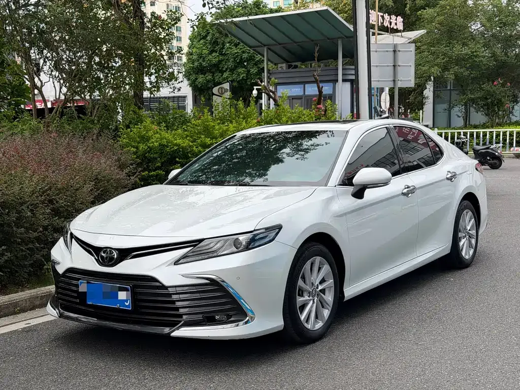 Toyota Camry — фото 1