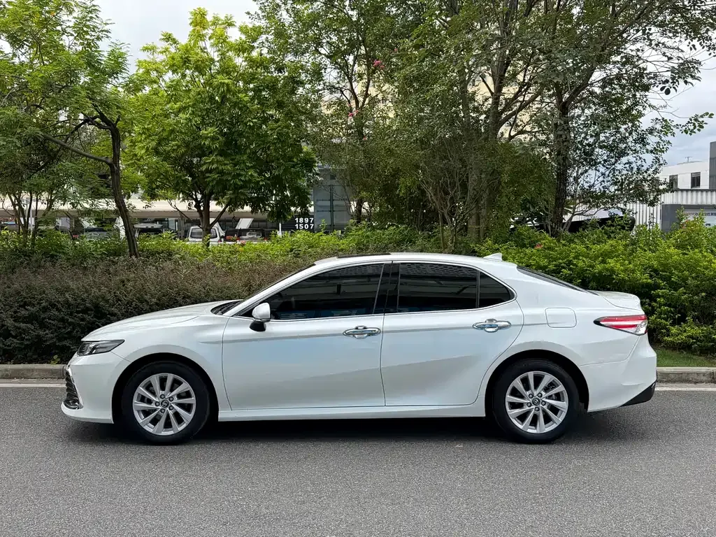 Toyota Camry — фото 9