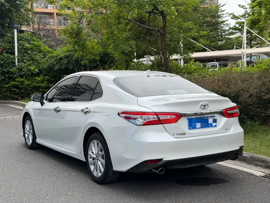 Toyota Camry — фото 2