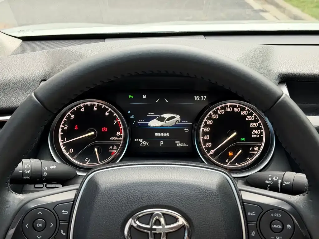 Toyota Camry — фото 8