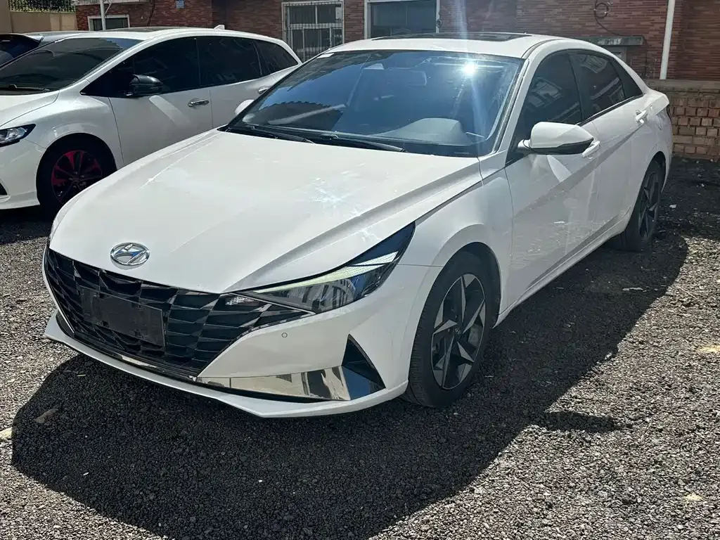 Hyundai Elantra — фото 1