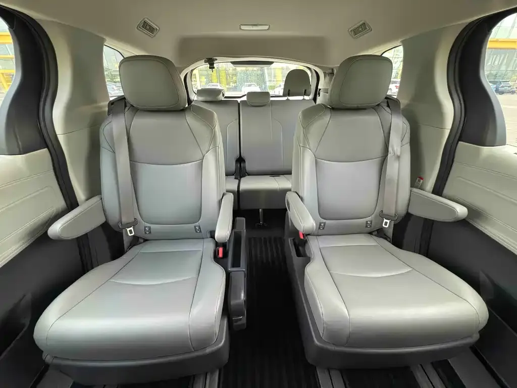 Toyota Granvia — фото 3