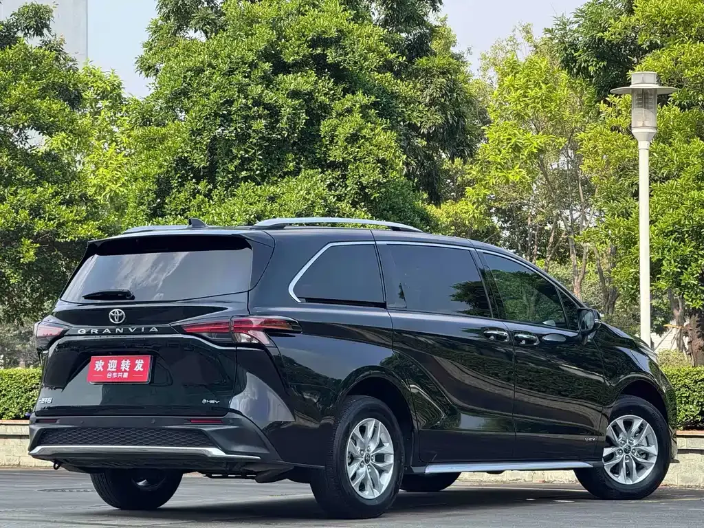 Toyota Granvia — фото 5