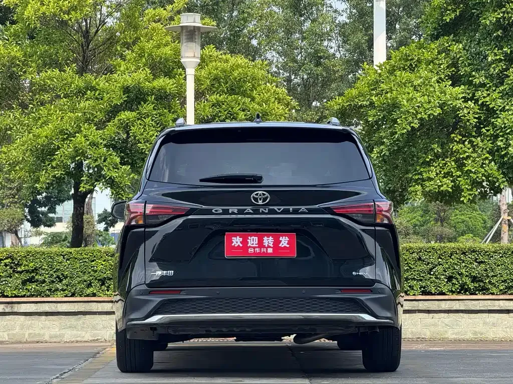 Toyota Granvia — фото 10