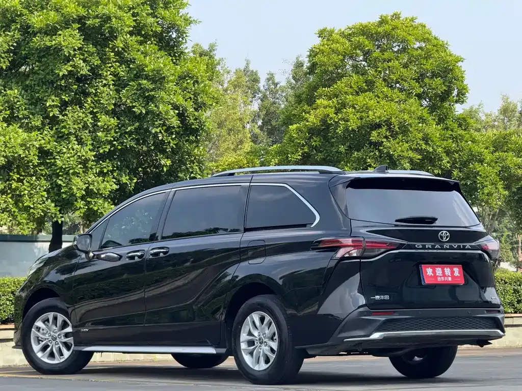 Toyota Granvia — фото 8