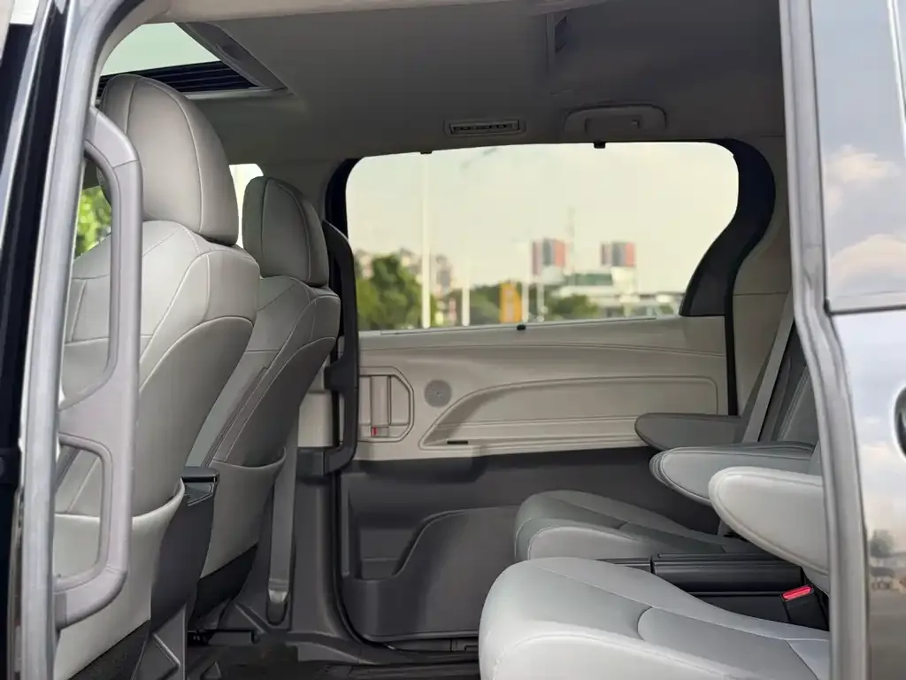 Toyota Granvia — фото 2