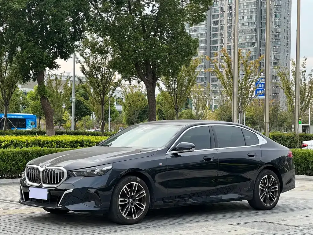BMW 5 Series — фото 1
