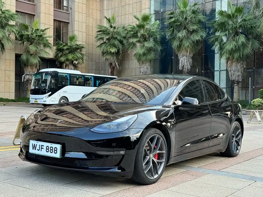 Tesla Model 3 — фото 1