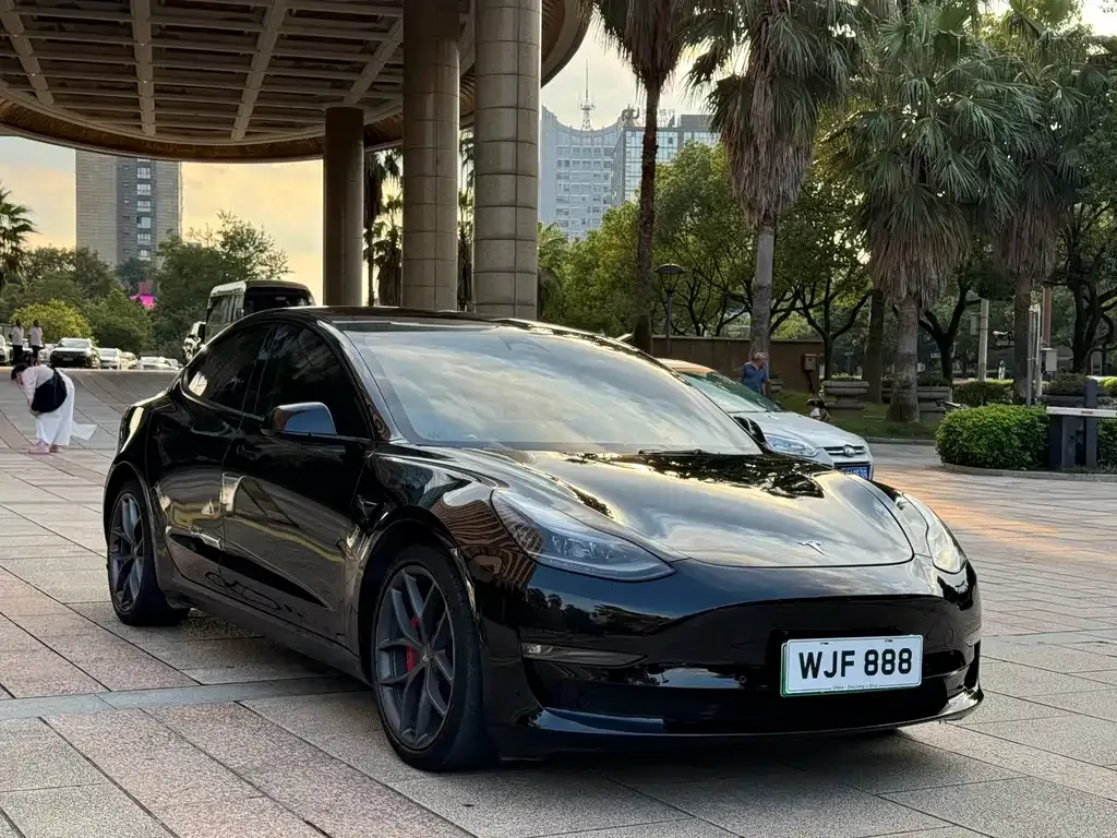 Tesla Model 3 — фото 10